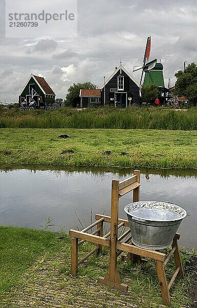 Häuser in der Zaanse Schans  einer beliebten Touristenattraktion in den Niederlanden