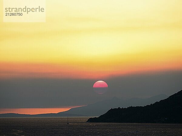 Wolkenstimmung bei Sonnenuntergang am Meer  Blick vom Glockenturm  bei Korcula  Insel Korcula  Dalmatien  Kroatien  Europa