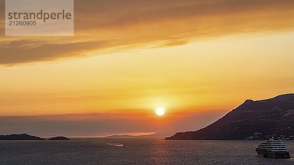 Wolkenstimmung bei Sonnenuntergang am Meer  Blick vom Glockenturm  Kreuzfahrtschiff bei Korcula  Insel Korcula  Dalmatien  Kroatien  Europa