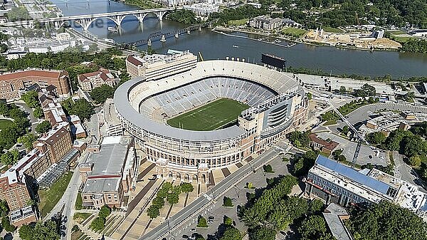 Eine Luftaufnahme des Neyland Stadions zeigt ein massives  ikonisches Bauwerk am Tennessee River mit seiner charakteristischen Schüsselform und Sitzplätzen für mehr als 100 000 Fans  die das reiche Football Erbe des Stadions widerspiegeln