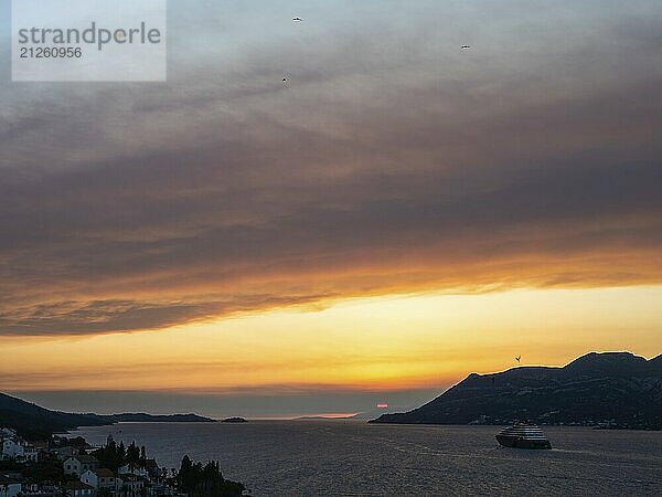 Abendstimmung bei Sonnenuntergang am Meer  Blick vom Glockenturm  Kreuzfahrtschiff bei Korcula  Insel Korcula  Dalmatien  Kroatien  Europa