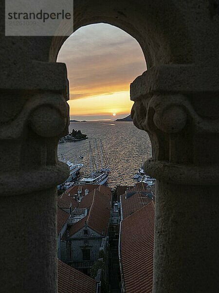 Wolkenstimmung bei Sonnenuntergang am Meer  Blick vom Glockenturm  Korcula  Insel Korcula  Dalmatien  Kroatien  Europa