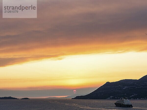 Wolkenstimmung bei Sonnenuntergang am Meer  Blick vom Glockenturm  Kreuzfahrtschiff bei Korcula  Insel Korcula  Dalmatien  Kroatien  Europa