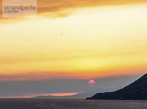 Wolkenstimmung bei Sonnenuntergang am Meer  Blick vom Glockenturm  bei Korcula  Insel Korcula  Dalmatien  Kroatien  Europa