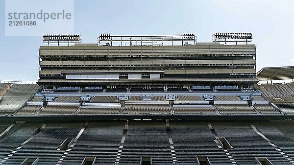 Eine Luftaufnahme des Neyland Stadions zeigt ein massives  ikonisches Bauwerk am Tennessee River mit seiner charakteristischen Schüsselform und Sitzplätzen für mehr als 100 000 Fans  die das reiche Football Erbe des Stadions widerspiegeln