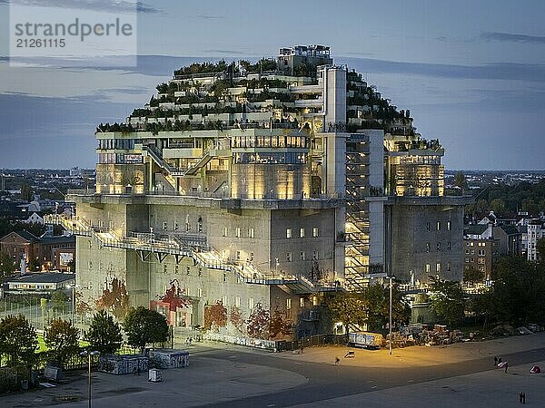 Luftaufnahme des Hamburg Bunker mit begrünten Terrassen und moderner Architektur im abendlichen Stadtbild zur Blauen Stunde  Heiligengeistfeld  St. Pauli  Altona  Hamburg  Deutschland  Europa