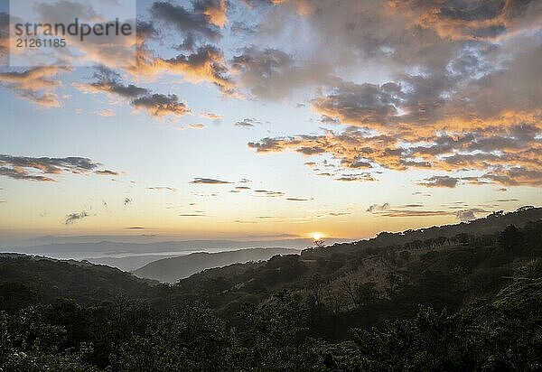 Ausblick zum Meer über bewaldete Hügel  bei Sonnenuntergang  Nebelwald  Monte Verde  Provinz Puntarenas  Costa Rica  Mittelamerika