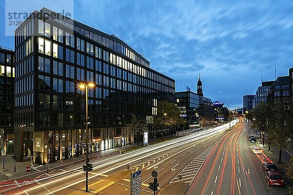 Blick vom Rödingsmarkt auf die Ludwig-Erhard-Straße und die Hauptkirche St. Michaels (Michel) zur blauen Stunde mit Lichterspuren von Autos und modernen Gebäuden im Hintergrund  Hamburg  Deutschland  Europa