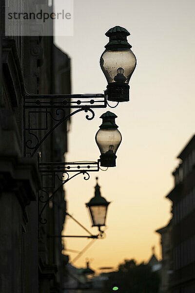 Silhouette historischer Straßenlampen oder Straßenlaternen im Abendlicht  nostalgische Atmosphäre  Kopenhagen  Dänemark  Europa