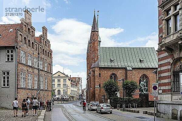 Lübeck  Deutschland  3. August 2019: Blick auf schöne Backsteinhäuser im historischen Zentrum  Europa