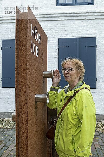 Ältere Frau hört sich Informationen an  Hebbel Museum  Alte Kirchspielvogtei  Wesselburen  Schleswig-Holstein  Deutschland  Europa