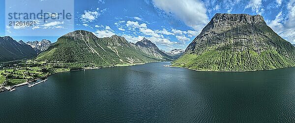 Panorama Luftaufnahme des Hjorundfjords  Dorf Urke (links)  Berg Stalbergneset (rechts)  Berg Slogen (hinten)  Norwegen  Europa