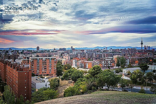 Stadtbild von Madrid in der Abenddämmerung von einem Wohnviertel und einer Bergkette im Hintergrund