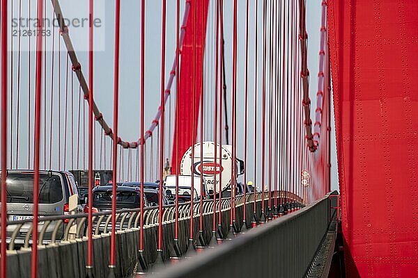 Verkehr auf der Rheinbrücke Emmerich  Bundesstraße B220  längste Hängebrücke Deutschlands  wird zur Zeit saniert  Brückenschäden  Niederrhein  Nordrhein-Westfalen  Deutschland  Europa