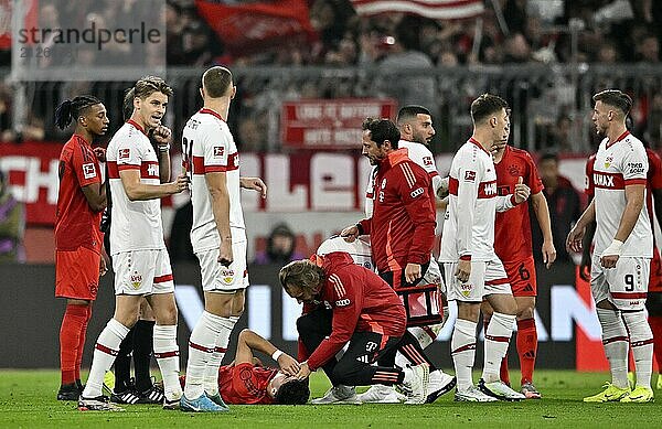 Aleksandar Pavlovic FC Bayern München FCB (45) verletzt  Verletzung  Schlüsselbeinbruch  Teamarzt Prof. Dr. Peter Ueblacker Allianz Arena  München  Bayern  Deutschland  Europa