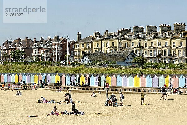 Menschen genießen das sonnige Wetter am sandigen South Beach  Lowestoft  Suffolk  England  UK