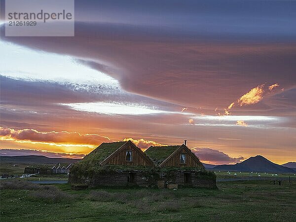 Sonnenuntergang am Bauernhof und Gästehaus Mödrudalur  dramatische Wolkenformation  nordwestlich von Egilsstadir  Island  Europa