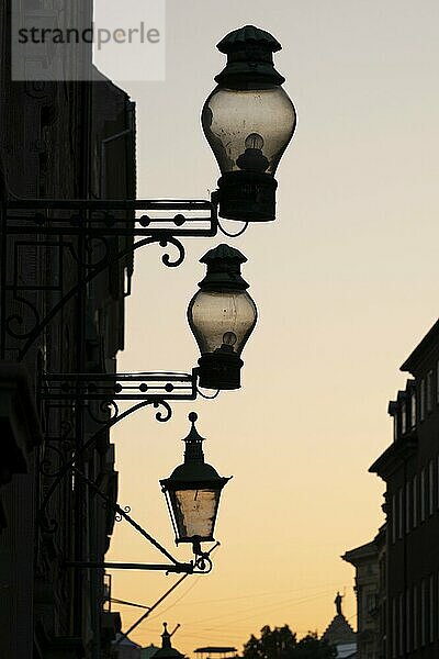 Silhouette historischer Straßenlampen im Abendlicht  nostalgische Atmosphäre  Kopenhagen  Dänemark  Europa