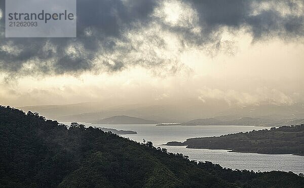 Ausblick zum Meer über bewaldete Hügel  bei Sonnenuntergang  Nebelwald  Monte Verde  Provinz Puntarenas  Costa Rica  Mittelamerika