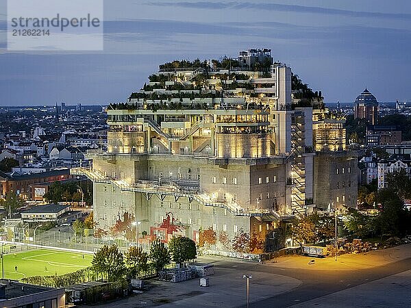 Luftaufnahme des Hamburg Bunker mit begrünten Terrassen und moderner Architektur im abendlichen Stadtbild zur Blauen Stunde  Heiligengeistfeld  St. Pauli  Altona  Hamburg  Deutschland  Europa