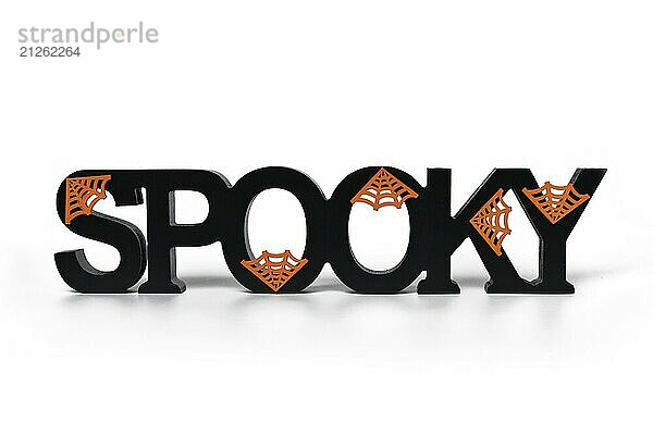 Halloween Dekor Holzbuchstaben mit der Aufschrift 'Spooky' mit orangefarbenen Spinnweben auf weißem Hintergrund