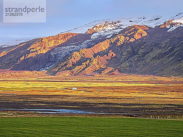 Blick über Wiesen zum Gletscher Eyjafjallajökull  Fljotsdalur Tal  warmes Licht bei Sonnenuntergang  Island  Europa