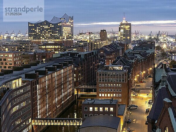 Luftaufnahme historischer Backsteinarchitektur der Speicherstadt Hamburg am Sankt Annenfleet mit Elbphilharmonie und Hafen bei Abendbeleuchtung zur Blauen Stunde  Speicherstadt  Hamburg  Deutschland  Europa