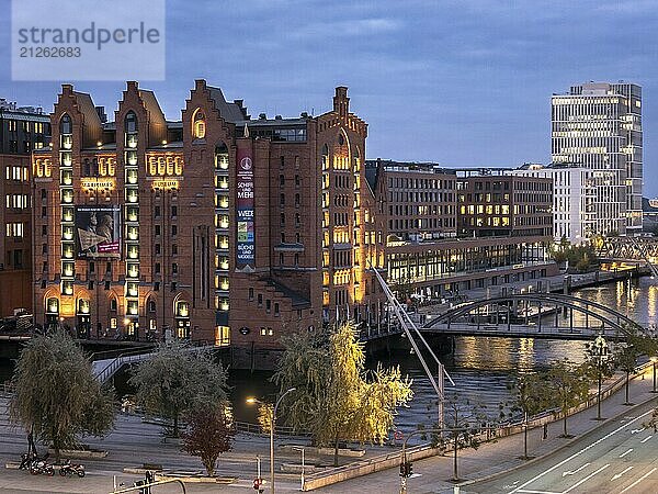 Luftaufnahme Internationales Maritimes Museum Hamburg mit Elbarkarden umgeben von Bäumen zur Blauen Stunde bei Abenddämmerung  Speicherstadt  Hamburg  Deutschland  Europa