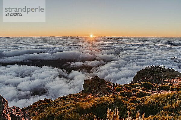 Blick über ein Wolkenmeer bei Sonnenaufgang von einem Berggipfel aus mit ruhiger und reizvoller Atmosphäre  Pico Ruivo  Madeira  Portugal  Europa