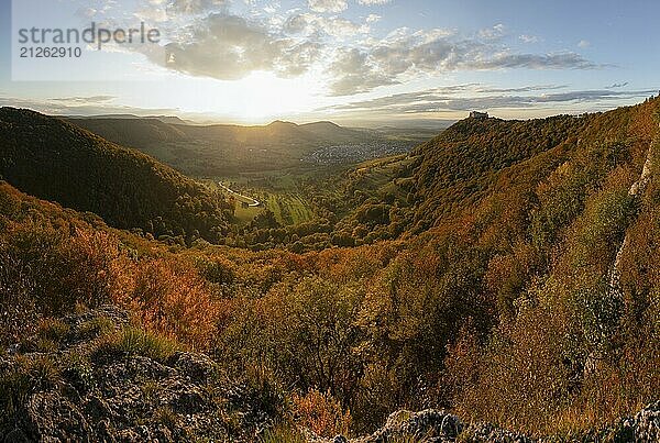 Panoramafoto mit herbstlicher Stimmung auf der Schwäbischen Alb mit Burgruine Burgfestung Hohen Neuffen zum Sonnenuntergang. Blick ins Tal und Richtung Neuffen  welches von tiefstehender Sonne angestrahlt wird