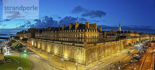 Stadtmauer beleuchtet Panorama St. Malo Frankreich