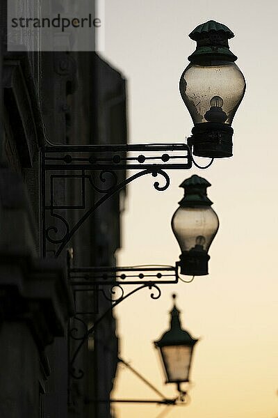 Silhouette historischer Straßenlampen oder Straßenlaternen im Abendlicht  nostalgische Atmosphäre  Kopenhagen  Dänemark  Europa