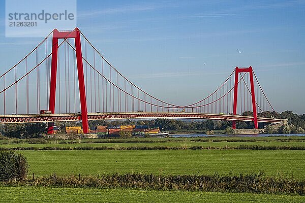 Die Rheinbrücke Emmerich  Bundesstraße B220  längste Hängebrücke Deutschlands  wird zur Zeit saniert  Brückenschäden  Containerfrachtschiff auf dem Rhein  Niederrhein  Nordrhein-Westfalen  Deutschland  Europa