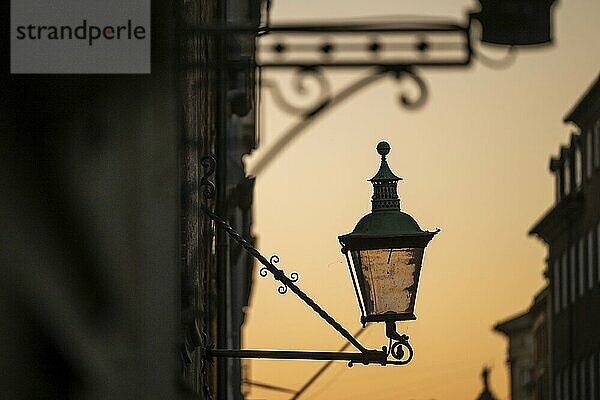 Silhouette historischer Straßenlampe oder Straßenlaterne im Abendlicht  nostalgische Atmosphäre  Kopenhagen  Dänemark  Europa