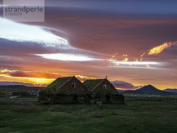 Sonnenuntergang am Bauernhof und Gästehaus Mödrudalur  Kirche  dramatische Wolkenformation  nordwestlich von Egilsstadir  Island  Europa