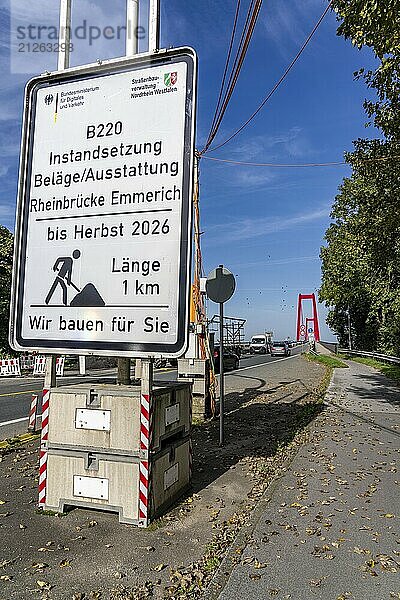 Verkehr auf der Rheinbrücke Emmerich  Bundesstraße B220  längste Hängebrücke Deutschlands  wird zur Zeit saniert  Brückenschäden  Hinweisschild  Niederrhein  Nordrhein-Westfalen  Deutschland  Europa