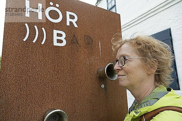 Ältere Frau hört sich Informationen an  Hebbel Museum  Alte Kirchspielvogtei  Wesselburen  Schleswig-Holstein  Deutschland  Europa