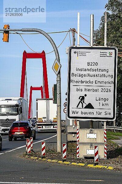 Verkehr auf der Rheinbrücke Emmerich  Bundesstraße B220  längste Hängebrücke Deutschlands  wird zur Zeit saniert  Brückenschäden  Hinweisschild  Niederrhein  Nordrhein-Westfalen  Deutschland  Europa