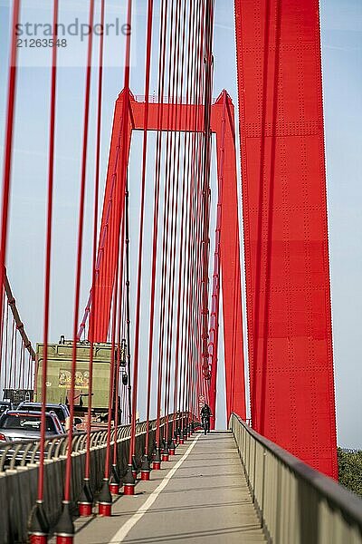 Verkehr auf der Rheinbrücke Emmerich  Bundesstraße B220  längste Hängebrücke Deutschlands  wird zur Zeit saniert  Brückenschäden  Radweg  Niederrhein  Nordrhein-Westfalen  Deutschland  Europa