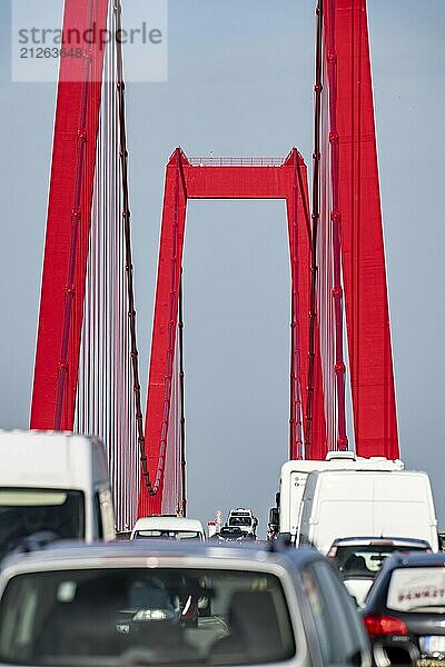 Verkehr auf der Rheinbrücke Emmerich  Bundesstraße B220  längste Hängebrücke Deutschlands  wird zur Zeit saniert  Brückenschäden  Niederrhein  Nordrhein-Westfalen  Deutschland  Europa