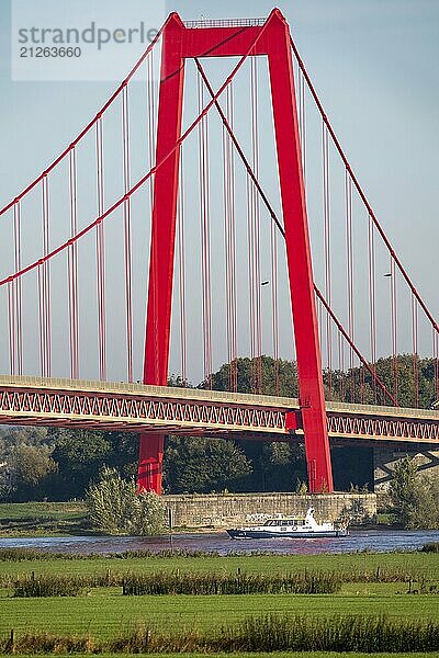 Die Rheinbrücke Emmerich  Bundesstraße B220  längste Hängebrücke Deutschlands  wird zur Zeit saniert  Brückenschäden  Boot der Wasserschutzpolizei  WSP7  Niederrhein  Nordrhein-Westfalen  Deutschland  Europa