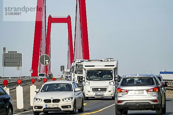 Verkehr auf der Rheinbrücke Emmerich  Bundesstraße B220  längste Hängebrücke Deutschlands  wird zur Zeit saniert  Brückenschäden  Niederrhein  Nordrhein-Westfalen  Deutschland  Europa