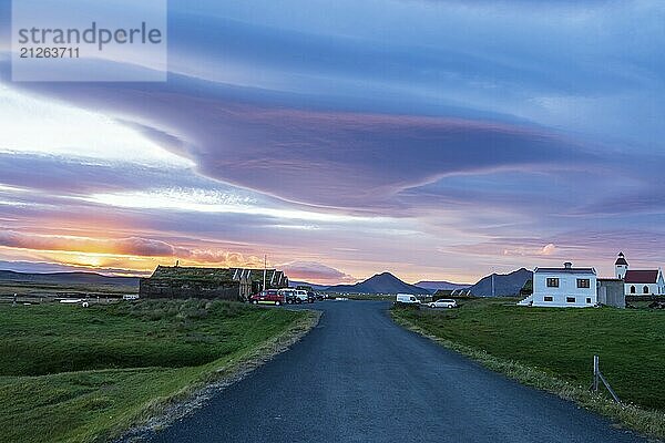 Sonnenuntergang am Bauernhof und Gästehaus Mödrudalur  Kirche  dramatische Wolkenformation  nordwestlich von Egilsstadir  Island  Europa