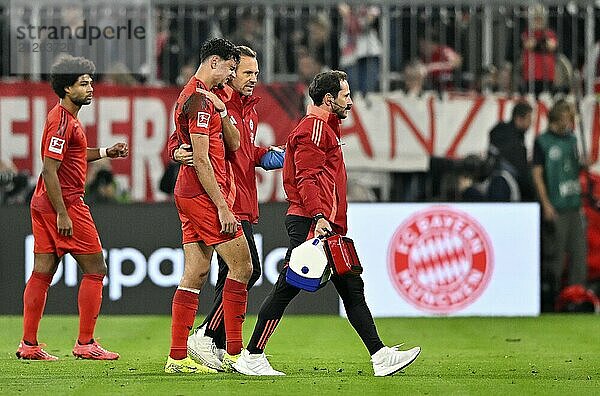 Aleksandar Pavlovic FC Bayern München FCB (45) verletzt  Verletzung  Schlüsselbeinbruch  Teamarzt Prof. Dr. Peter Ueblacker  Allianz Arena  München  Bayern  Deutschland  Europa