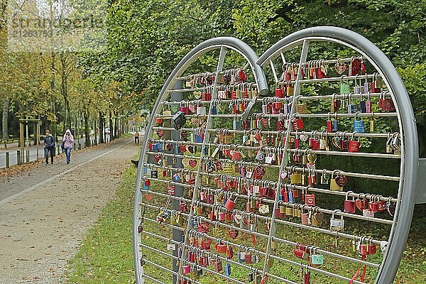 Herzförmiges Gestell mit Liebesschlösser  herzförmig  viele  Serie  Reihe  Anzahl  Menge  Ring  Rahmen  Metall  Stangen  Symbol  Liebe  Beziehung  Partnerschaft  Freundschaft  Treue  Ewigkeit  dauerhaft  immer  unendlich  geschlossen  zu  Bad Nauheim  Wetterau  Hessen  Deutschland  Europa