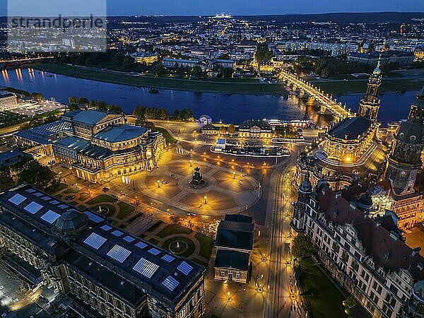 Theaterplatz mit Semperbau des Zwingers  Semperoper und Residenzschloss.  Dresden Nachtluftbild  Dresden  Sachsen  Deutschland  Europa