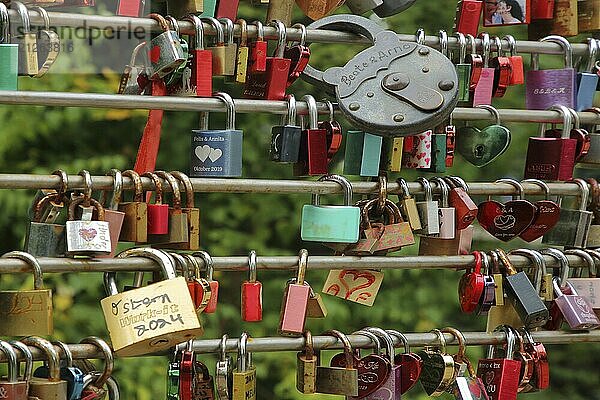 Stangen mit Liebesschlösser  viele  Serie  Reihe  Anzahl  Menge  Metall  Symbol  herzförmig  Liebe  Beziehung  Partnerschaft  Freundschaft  Treue  Ewigkeit  dauerhaft  immer  unendlich  geschlossen  zu  Bad Nauheim  Wetterau  Hessen  Deutschland  Europa