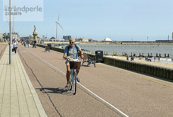 Mann auf dem Fahrrad an der Strandpromenade  The Esplanade  Lowestoft  Suffolk  England  UK