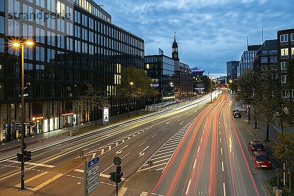 Blick vom Rödingsmarkt auf die Ludwig-Erhard-Straße und die Hauptkirche St. Michaels (Michel) zur blauen Stunde mit Lichterspuren von Autos und modernen Gebäuden im Hintergrund  Hamburg  Deutschland  Europa