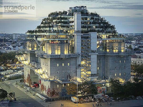 Luftaufnahme des Hamburg Bunker mit begrünten Terrassen und moderner Architektur im abendlichen Stadtbild zur Blauen Stunde  Heiligengeistfeld  St. Pauli  Altona  Hamburg  Deutschland  EuropaDefault  Europa